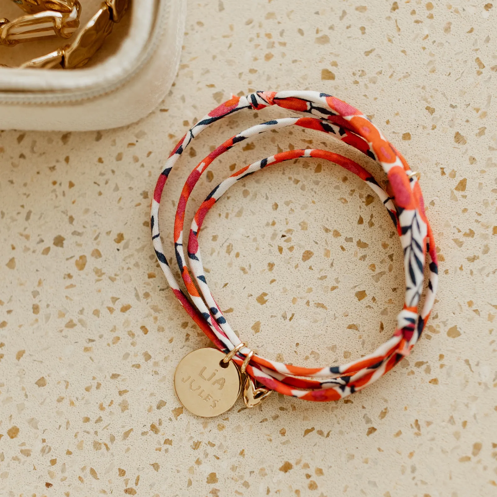Outlet HappyBulle Bracelet 3 tours Liberty personnalisé médaille gravée plaqué or 15 mm et breloque petit coeur bombé 7 mm - x Atelier Wagram Plaqué or 18k