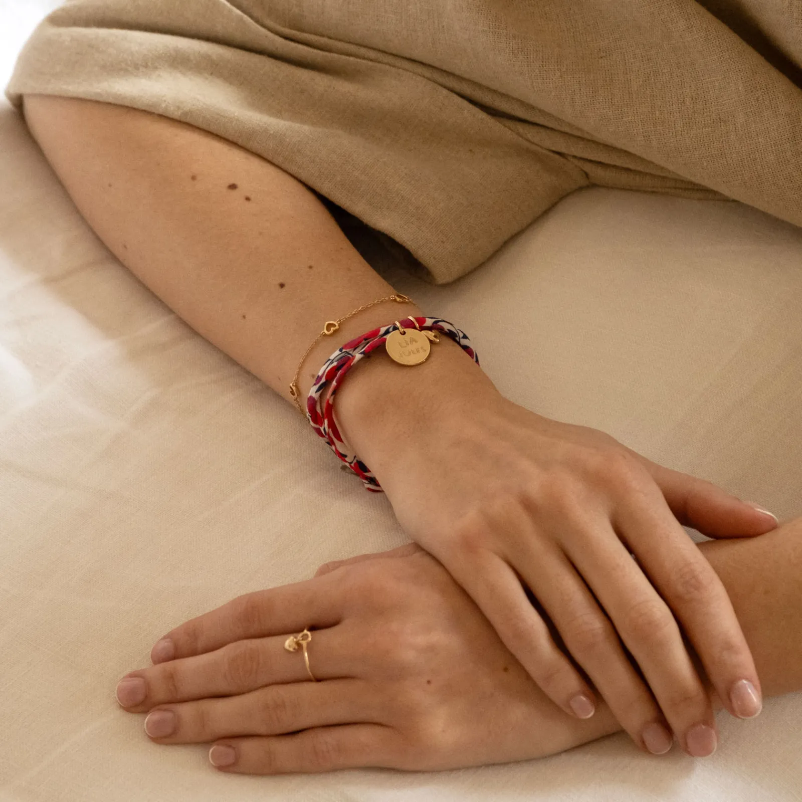 Outlet HappyBulle Bracelet 3 tours Liberty personnalisé médaille gravée plaqué or 15 mm et breloque petit coeur bombé 7 mm - x Atelier Wagram Plaqué or 18k