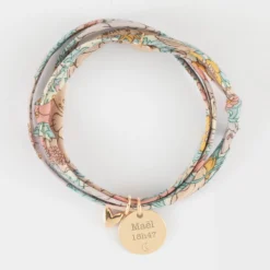 Outlet HappyBulle Bracelet 3 tours Liberty personnalisé médaille gravée plaqué or 15 mm et breloque petit coeur bombé 7 mm - x Atelier Wagram Plaqué or 18k