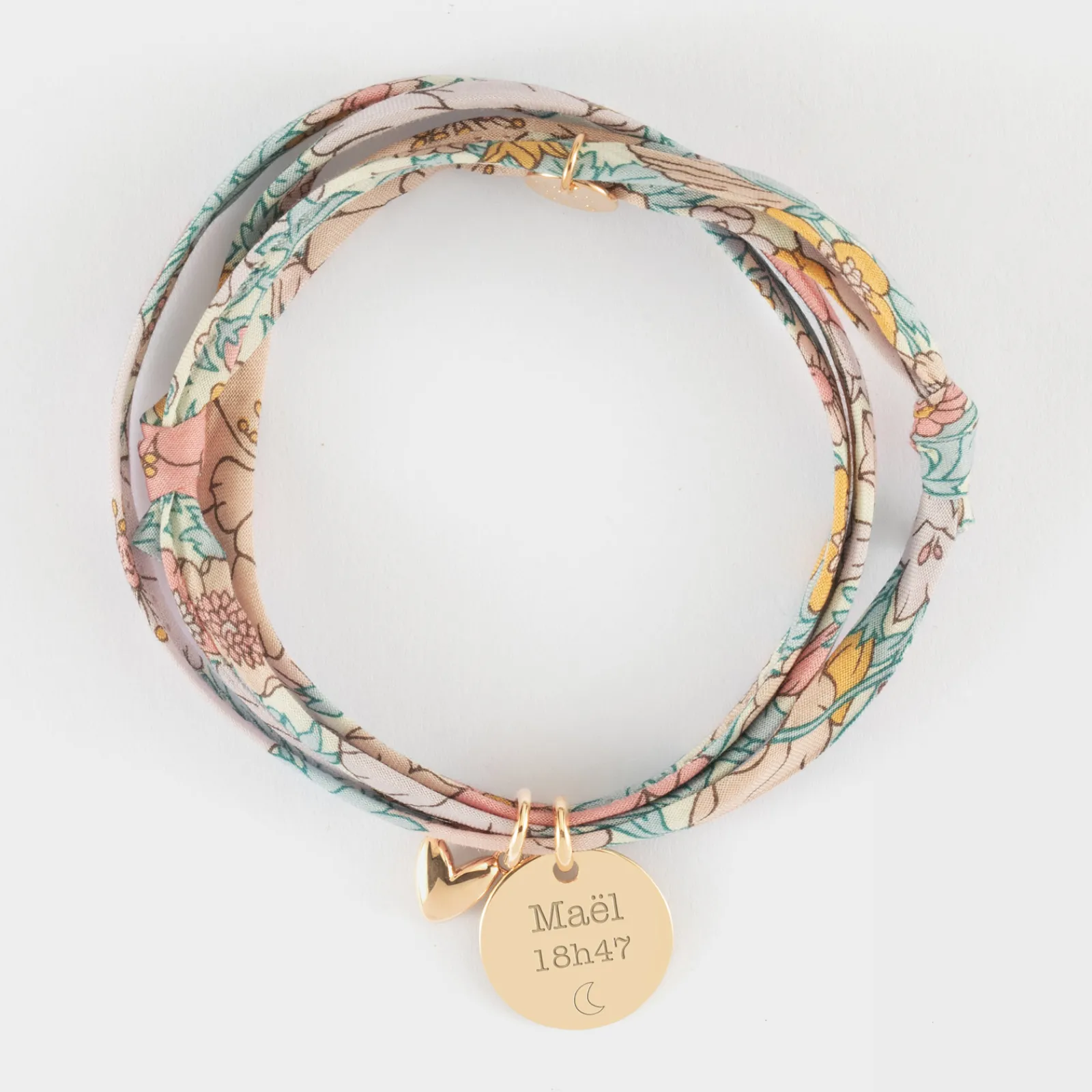 Outlet HappyBulle Bracelet 3 tours Liberty personnalisé médaille gravée plaqué or 15 mm et breloque petit coeur bombé 7 mm - x Atelier Wagram Plaqué or 18k