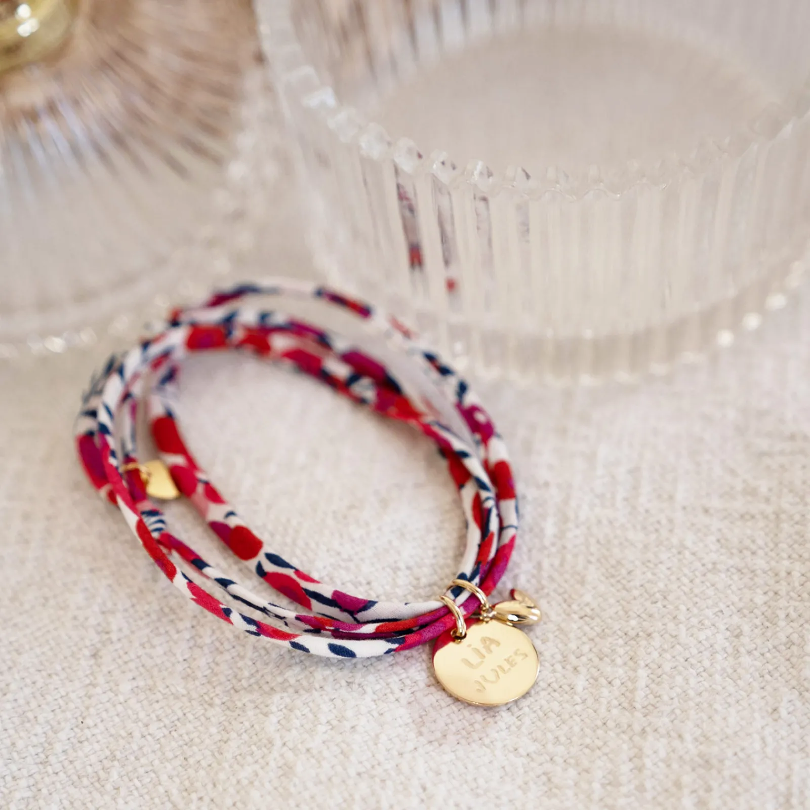 Outlet HappyBulle Bracelet 3 tours Liberty personnalisé médaille gravée plaqué or 15 mm et breloque petit coeur bombé 7 mm - x Atelier Wagram Plaqué or 18k