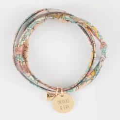 Outlet HappyBulle Bracelet 3 tours Liberty personnalisé médaille gravée plaqué or 15 mm et breloque petit coeur bombé 7 mm - x Atelier Wagram Plaqué or 18k