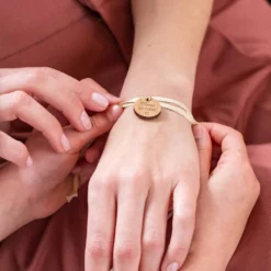 Sale HappyBulle Bracelet 3 tours médaille gravée bois dormeuse ronde 20 mm "Mamie on t'aime"