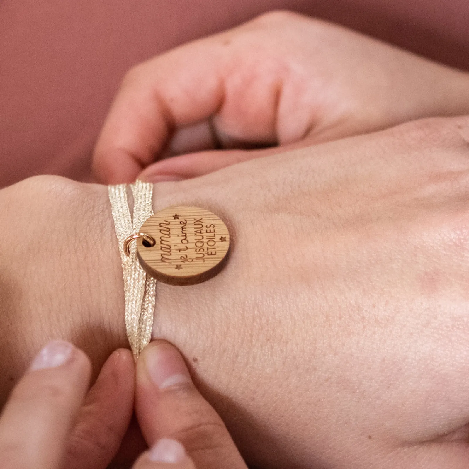 Best HappyBulle Bracelet 3 tours médaille gravée bois dormeuse ronde 20 mm "Maman je t'aime"