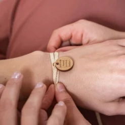 New HappyBulle Bracelet 3 tours médaille gravée bois dormeuse ronde 20 mm "Meilleure mamie du monde"