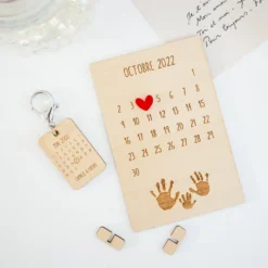 HappyBulle Cadre calendrier personnalisé bois gravé 15x10 cm avec support