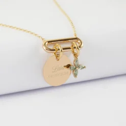 Outlet HappyBulle Collier chaîne ovale ouvert personnalisé médaille gravée plaqué or 15 mm et breloque fleur pétales 10 mm