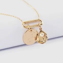 Sale HappyBulle Collier chaîne ovale ouvert personnalisé médaille gravée plaqué or 15 mm et breloque coquillage perle blanche