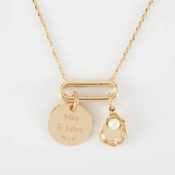 Sale HappyBulle Collier chaîne ovale ouvert personnalisé médaille gravée plaqué or 15 mm et breloque coquillage perle blanche