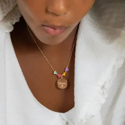 HappyBulle Collier enfant cœur email multicolore personnalisé médaille gravée plaqué or 15 mm Plaqué or 18k
