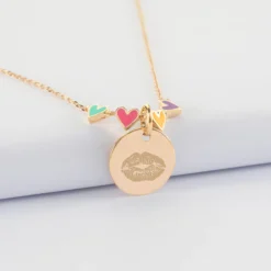 HappyBulle Collier enfant cœur email multicolore personnalisé médaille gravée plaqué or 15 mm Plaqué or 18k