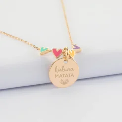 HappyBulle Collier enfant cœur email multicolore personnalisé médaille gravée plaqué or 15 mm Plaqué or 18k