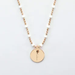 HappyBulle Collier perles colorées personnalisé médaille gravée plaqué or 10 mm