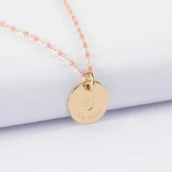 Clearance HappyBulle Collier perles Miyuki colorées personnalisé médaille gravée plaqué or coeur estampillé 15 mm - x Atelier Wagram