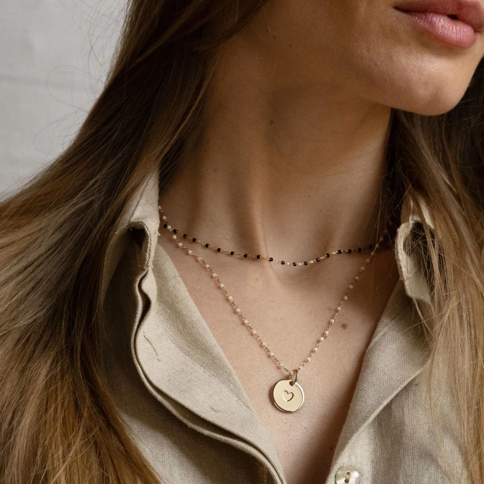 Clearance HappyBulle Collier perles Miyuki colorées personnalisé médaille gravée plaqué or coeur estampillé 15 mm - x Atelier Wagram