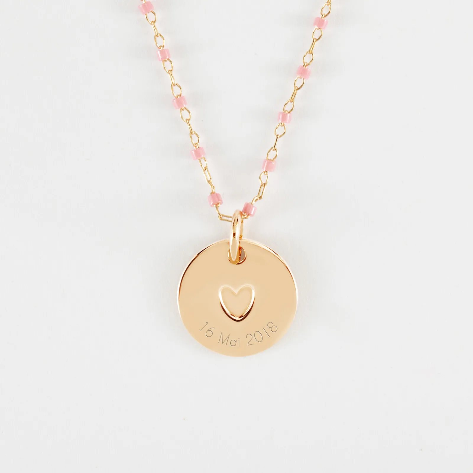 Clearance HappyBulle Collier perles Miyuki colorées personnalisé médaille gravée plaqué or coeur estampillé 15 mm - x Atelier Wagram