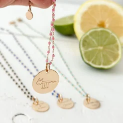 New HappyBulle Collier perles Miyuki colorées personnalisé médaille gravée plaqué or 19 mm