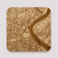 Hot HappyBulle Dessous de plat "Géo map" personnalisé gravé bambou 145x145 mm