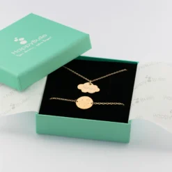 Outlet HappyBulle Parure enfant personnalisé pendentif médaille gravée plaqué or nuage 20x14 mm et bracelet chaîne médaille gravée 15 mm Plaqué or 18k