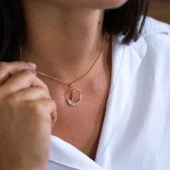 Best HappyBulle Pendentif cercle scintillant blanc personnalisé médaille plaqué or lettre initiale 5 mm Plaqué or 18k