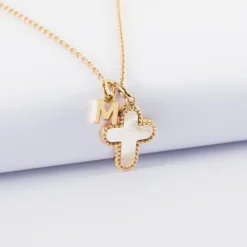 New HappyBulle Pendentif enfant croix nacre plaqué or 16 mm et breloque lettre initiale 5 mm