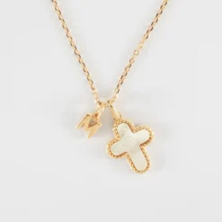 New HappyBulle Pendentif enfant croix nacre plaqué or 16 mm et breloque lettre initiale 5 mm