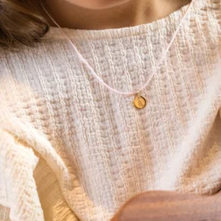 New HappyBulle Pendentif enfant initiale personnalisé médaille gravée plaqué or 10 mm Plaqué or 18k