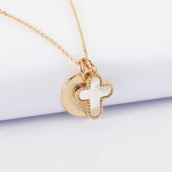Discount HappyBulle Pendentif enfant personnalisé médaille gravée plaqué or 15 mm et breloque croix nacre 16 mm