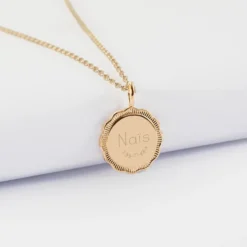 HappyBulle Pendentif enfant personnalisé médaille contour fleur gravée plaqué or 15 mm