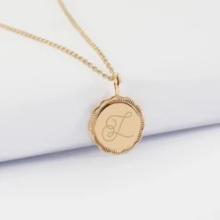 HappyBulle Pendentif enfant personnalisé médaille contour fleur gravée plaqué or 15 mm
