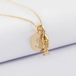HappyBulle Pendentif enfant personnalisé médaille gravée plaqué or 15 mm et breloque poisson articulé 15 mm