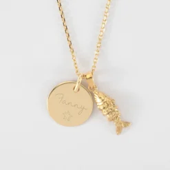 HappyBulle Pendentif enfant personnalisé médaille gravée plaqué or 15 mm et breloque poisson articulé 15 mm