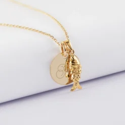 HappyBulle Pendentif enfant personnalisé médaille gravée plaqué or 15 mm et breloque poisson articulé 15 mm