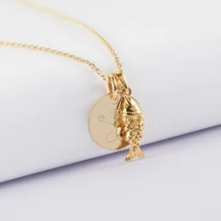 HappyBulle Pendentif enfant personnalisé médaille gravée plaqué or 15 mm et breloque poisson articulé 15 mm