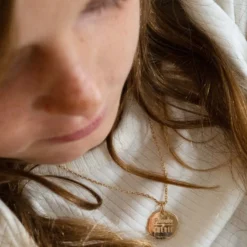 Discount HappyBulle Pendentif enfant personnalisé médaille gravée plaqué or 15 mm Plaqué or 18k