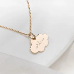 Clearance HappyBulle Pendentif enfant personnalisé prénom médaille gravée plaqué or nuage 20x14 mm Plaqué or 18k