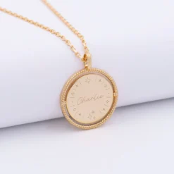 Discount HappyBulle Pendentif enfant personnalisé médaille réversible contour tressé Eternelle gravée plaqué or 18 mm - x Capucine Plaqué or 18k