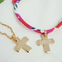 Best HappyBulle Pendentif enfant personnalisé prénom médaille gravée plaqué or croix 15x13 mm Plaqué or 18k