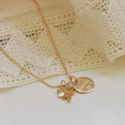 Sale HappyBulle Pendentif enfant personnalisé médaille gravée plaqué or 15 mm et breloque scintillant 15 mm Trèfle
