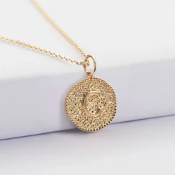 Sale HappyBulle Pendentif enfant personnalisé médaille gravée plaqué or lettre initiale texturée 14 mm Plaqué or 18k