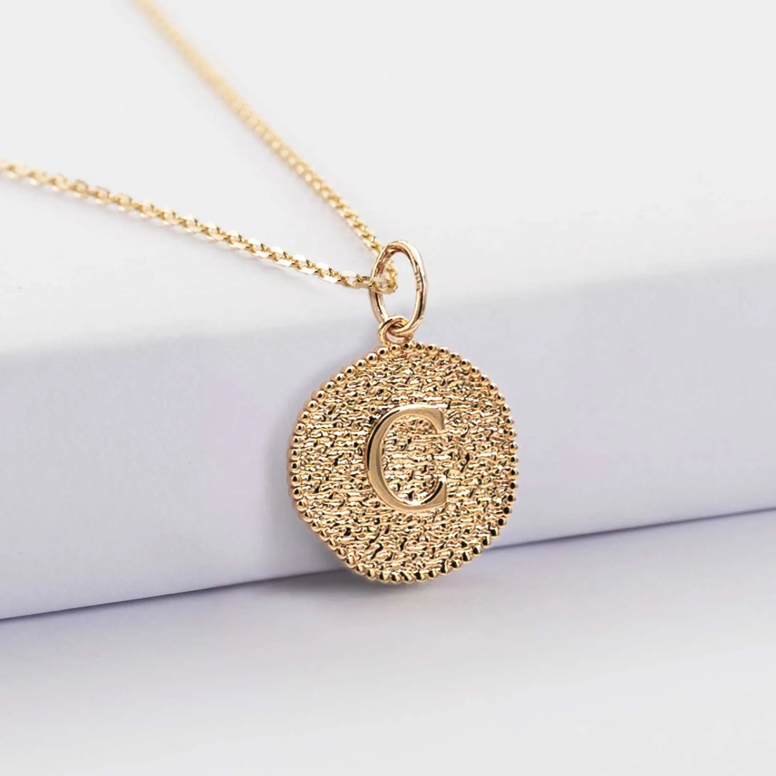 Sale HappyBulle Pendentif enfant personnalisé médaille gravée plaqué or lettre initiale texturée 14 mm Plaqué or 18k