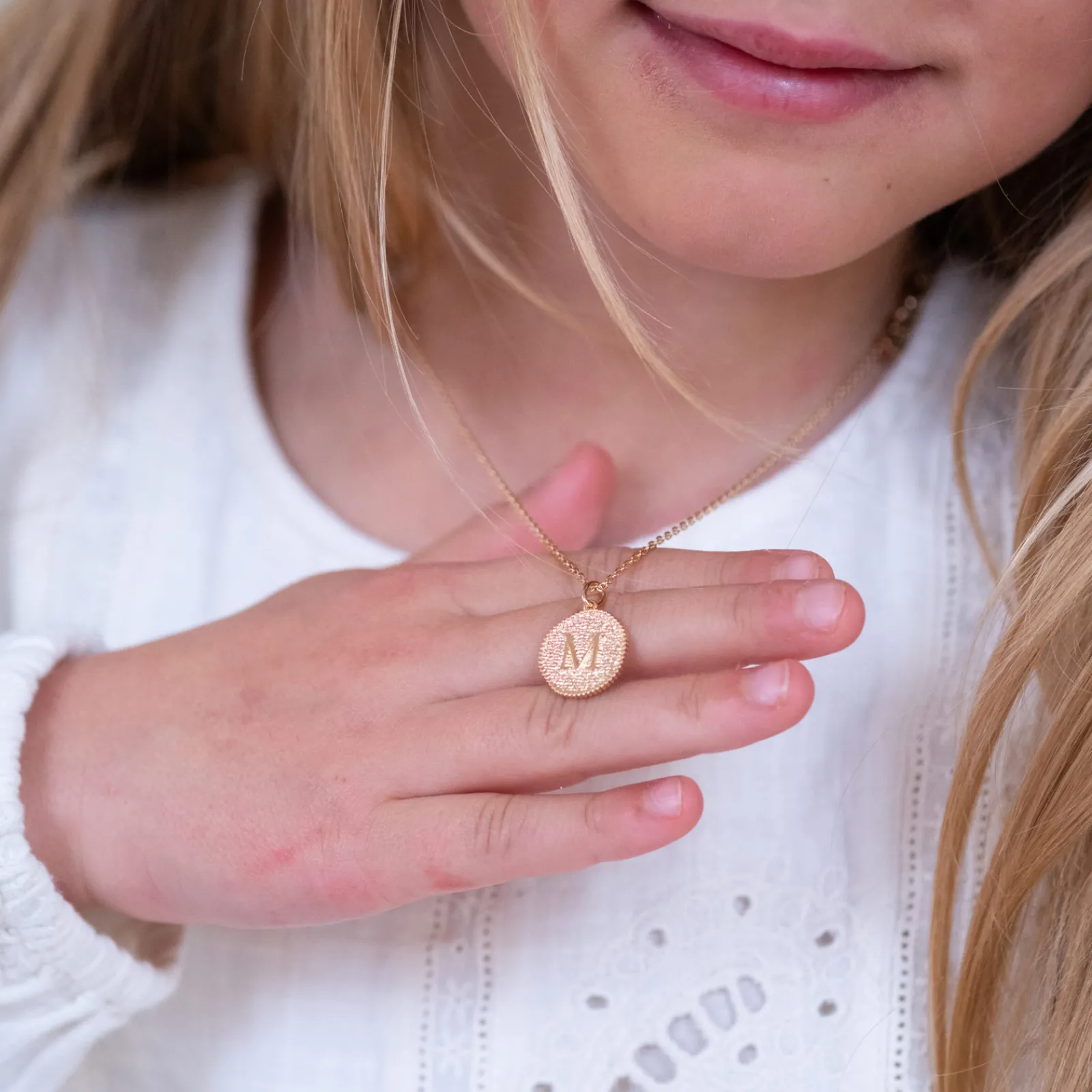 Sale HappyBulle Pendentif enfant personnalisé médaille gravée plaqué or lettre initiale texturée 14 mm Plaqué or 18k