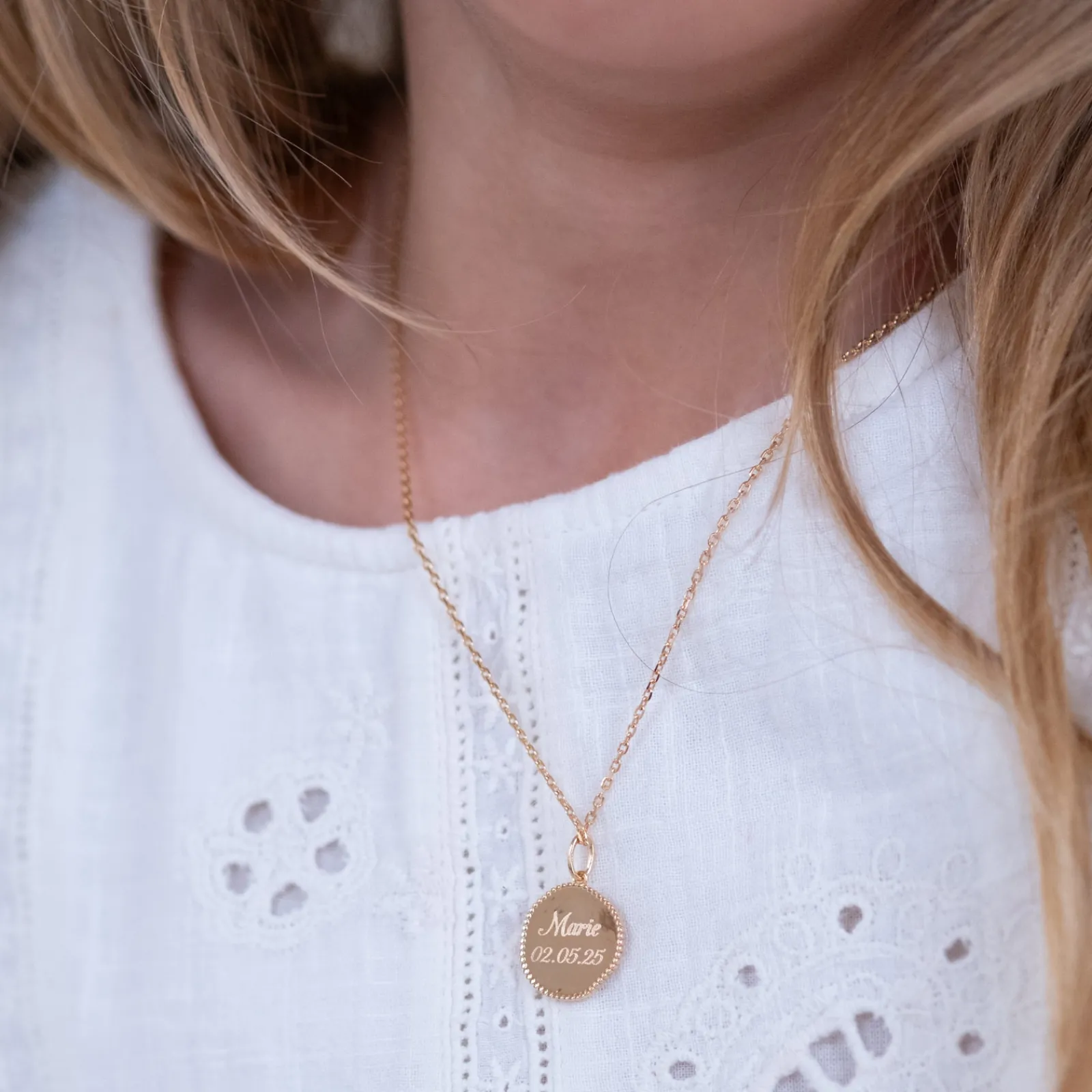 Sale HappyBulle Pendentif enfant personnalisé médaille gravée plaqué or lettre initiale texturée 14 mm Plaqué or 18k