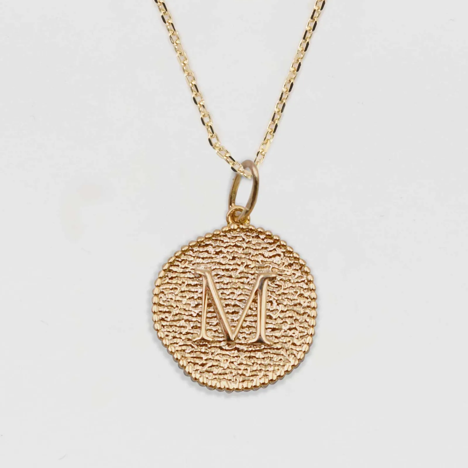 Sale HappyBulle Pendentif enfant personnalisé médaille gravée plaqué or lettre initiale texturée 14 mm Plaqué or 18k