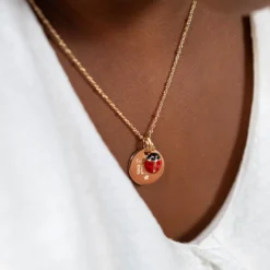 Best HappyBulle Pendentif enfant personnalisé médaille gravée plaqué or 15 mm et breloque email coccinelle 8 mm Plaqué or 18k