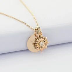 Discount HappyBulle Pendentif enfant personnalisé médaille gravée plaqué or 15 mm et breloque scintillante 13 mm Marguerite