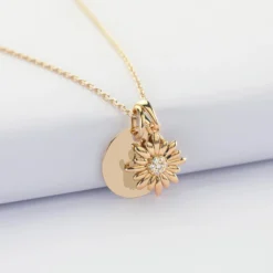 Discount HappyBulle Pendentif enfant personnalisé médaille gravée plaqué or 15 mm et breloque scintillante 13 mm Marguerite