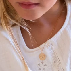 Outlet HappyBulle Pendentif enfant personnalisé médaille gravée plaqué or colombe texturée 14 mm Plaqué or 18k