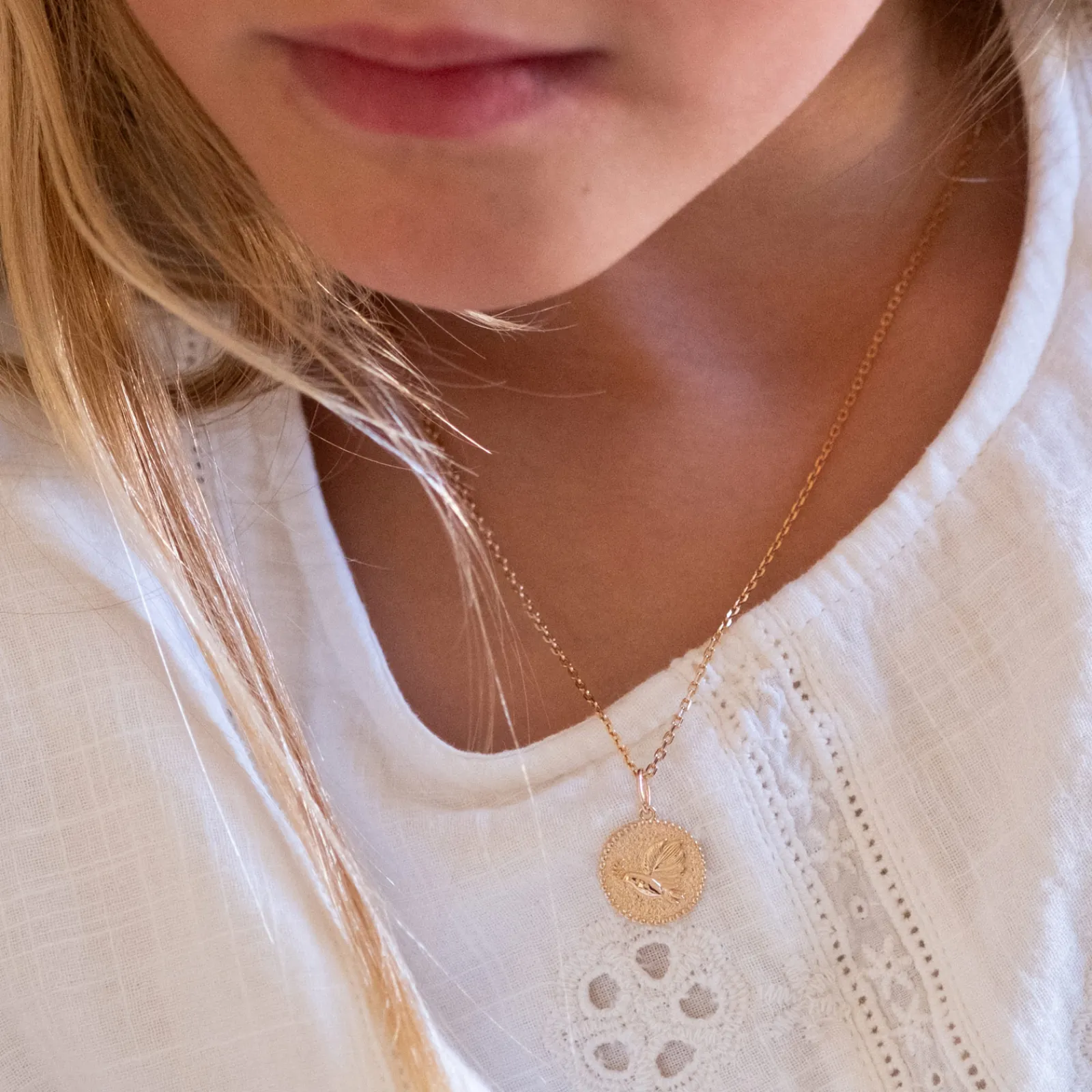Outlet HappyBulle Pendentif enfant personnalisé médaille gravée plaqué or colombe texturée 14 mm Plaqué or 18k