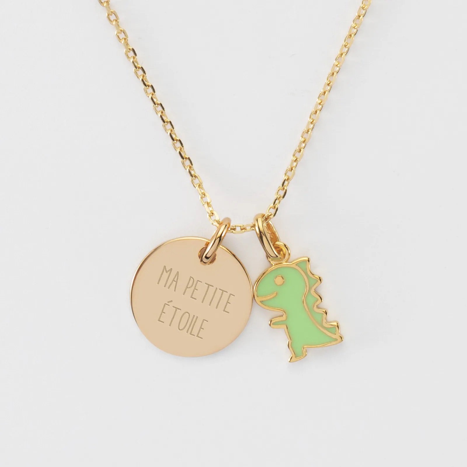 Outlet HappyBulle Pendentif enfant personnalisé médaille gravée plaqué or 15 mm et breloque email dinosaure 12 mm